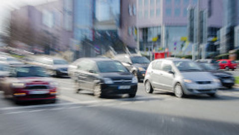 Straße mit Autos