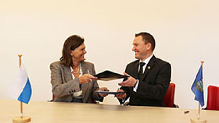 Memorandum of Understanding on Research and Technology Cooperation signed between the Government of Bavaria and the Government of Alberta Ilse Aigner und Deron Bilous