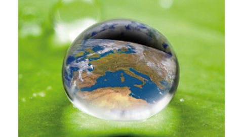 Klimawandel und Wasserknappheit führen zu massiven Veränderungen im Mittelmeerraum Wassertropfen auf einem Pflanzenblatt, durch den die Umrisse des europäischen Kontinentes durchscheinen
