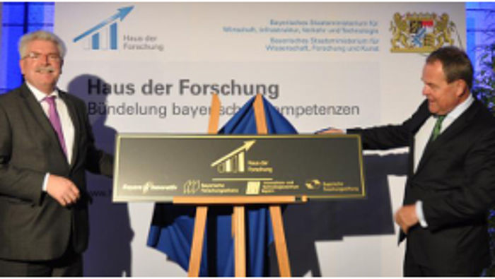 Bayerischer Staatsminister für Wirtschaft, Infrastruktur, Verkehr und Technologie Martin Zeil und Bayerischer Staatsminister für Wissenschaft, Forschung und Kunst Dr. Wolfgang Heubisch