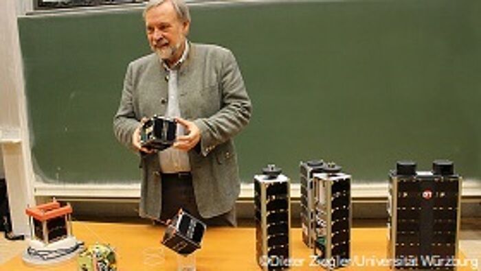 Professor Klaus Schilling erhält Malina-Medaille der IAF