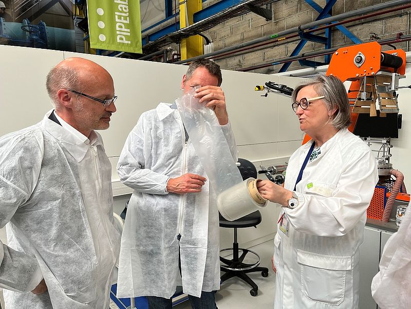 Virginie Decottignies, Dr. Martin Schlummer und Dr. Ralf Leineweber begutachten das vorläufige Ergebnis einer exemplarischen, recycelten Folie