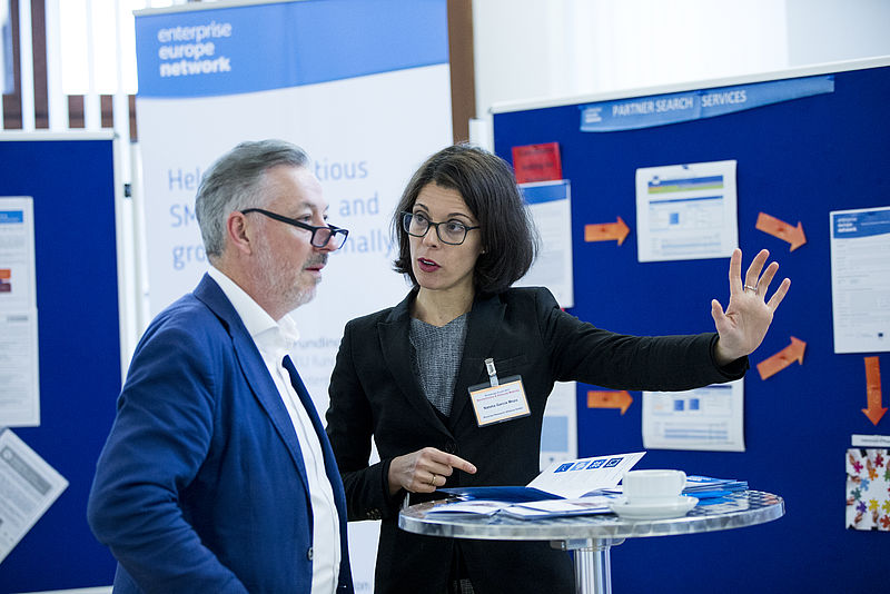 Natalia Garcia Mozo, BayFOR, beriet Teilnehmer am Stand des Enterprise Europe Network