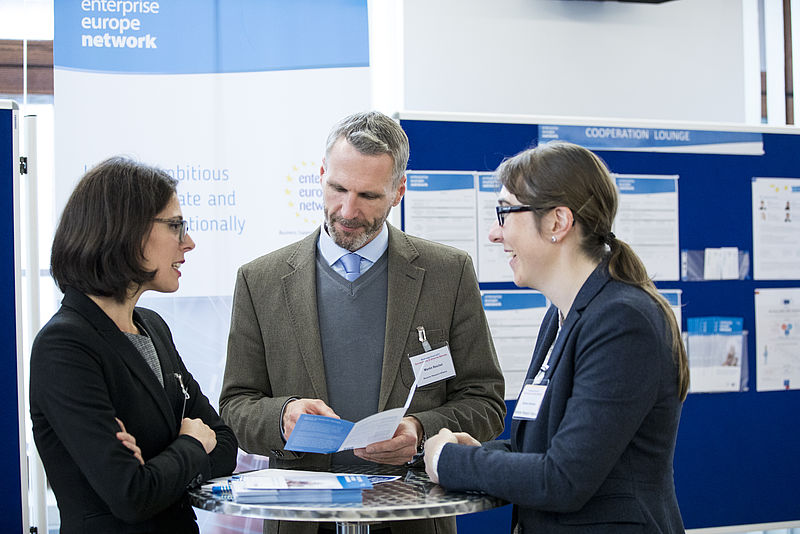 Martin Reichel, BayFOR, in der Cooperation Lounge des Enterprise Europe Network, mit Natalia Garcia Mozo (links), BayFOR, und Barbara Giehmann, BayFOR