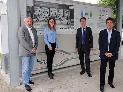 EU Projekt HyFlow Gruppenfoto vor Redox-Flow Batterie